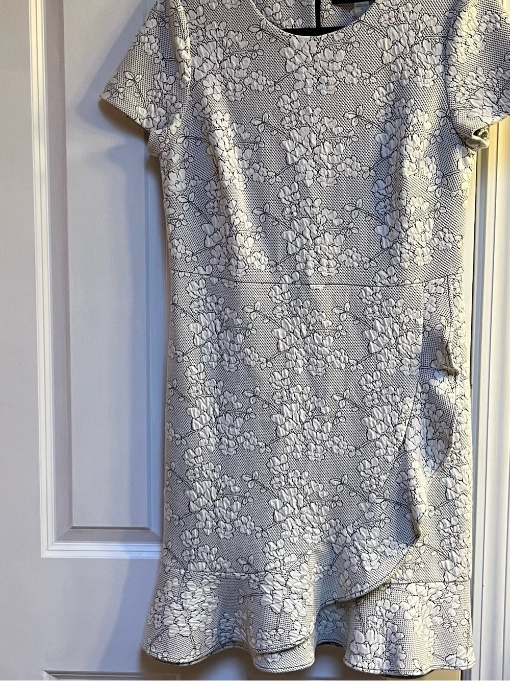 KARL LAGERFELD - NWT
SZ-8 - Frilly Dress